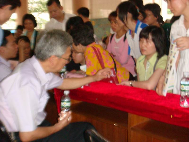 学校高中招生开放日上,罗书记在耐心地回答家长提问而错过午餐时间