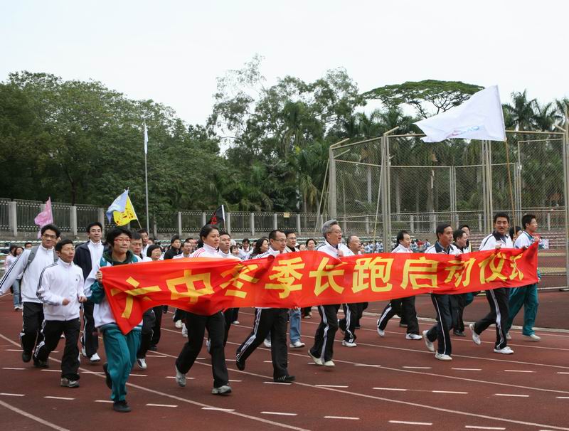 在学校冬季长跑启动仪式,罗书记带头跑起来