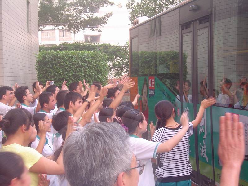 送别新疆班毕业生,罗书记在哪里?他就在我们的身边……