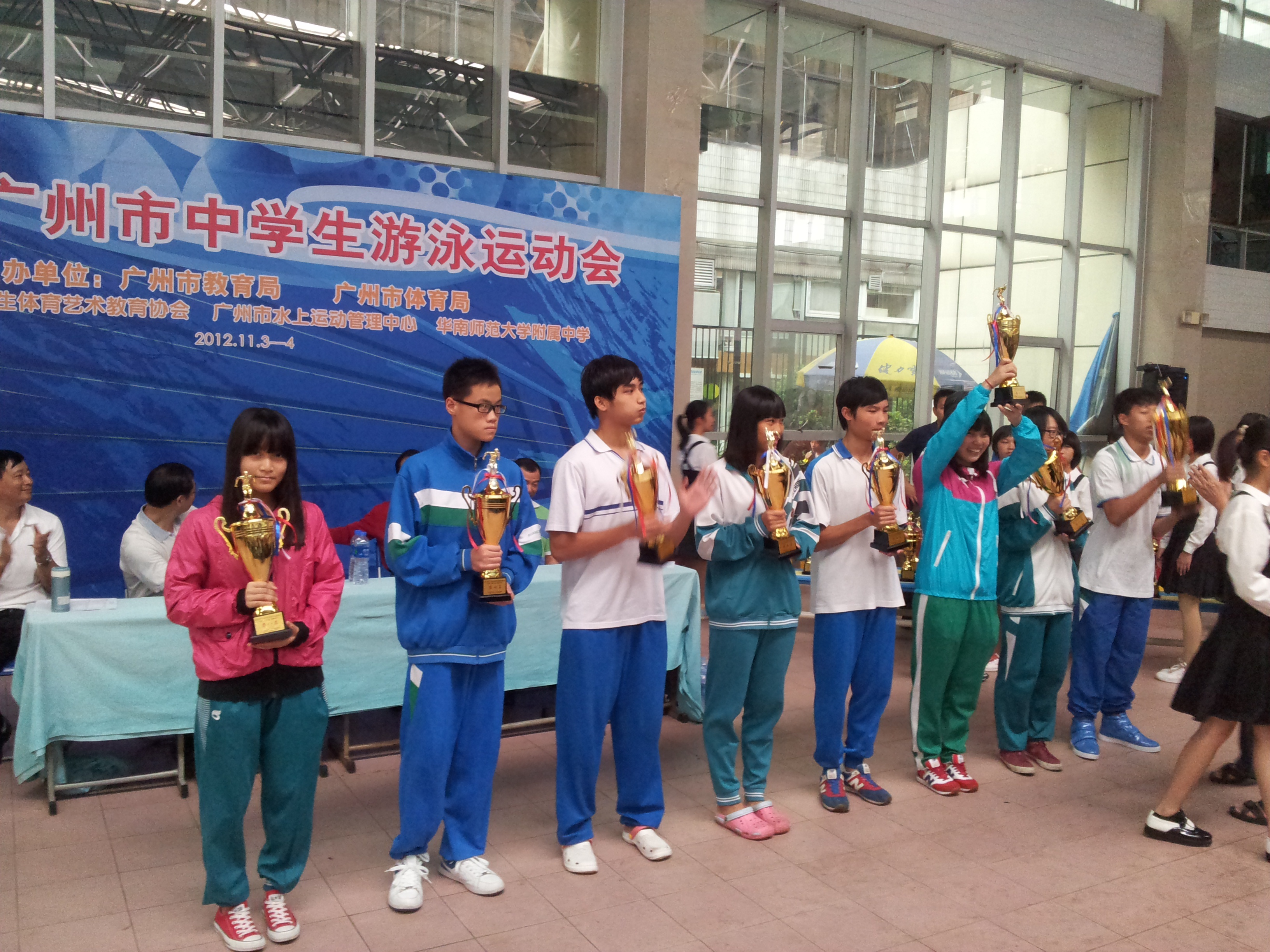 我校代表队在广州市中学生游泳运动会上创造佳绩.jpg