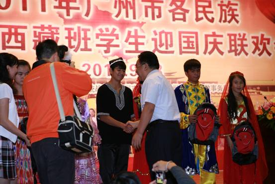 丁红都常委给我校新疆班赠送学习用品.jpg
